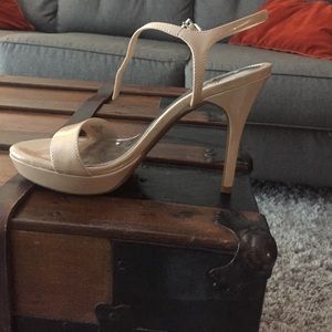 Neutral patent dress sandal.